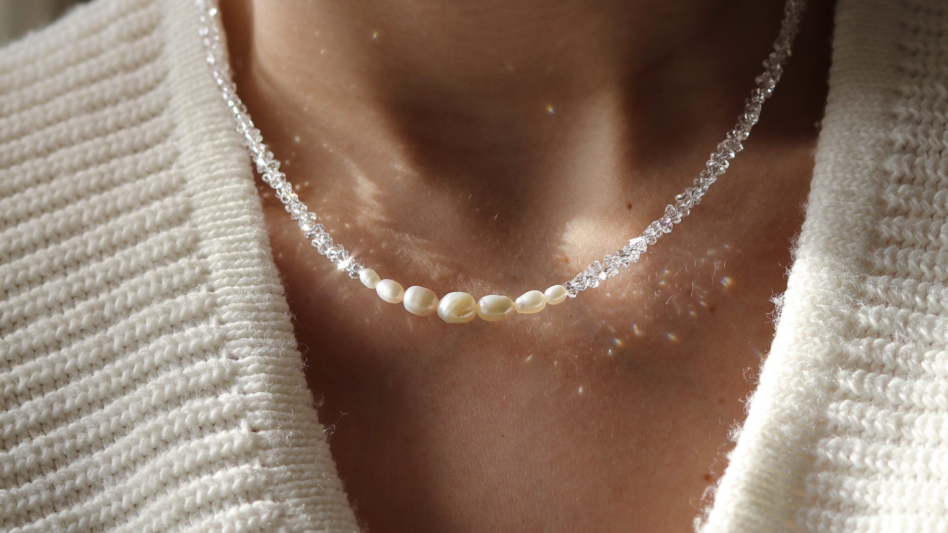 Weniger Sonne, mehr Glow: Warum reflektierender Schmuck im Winter ein Must-have ist