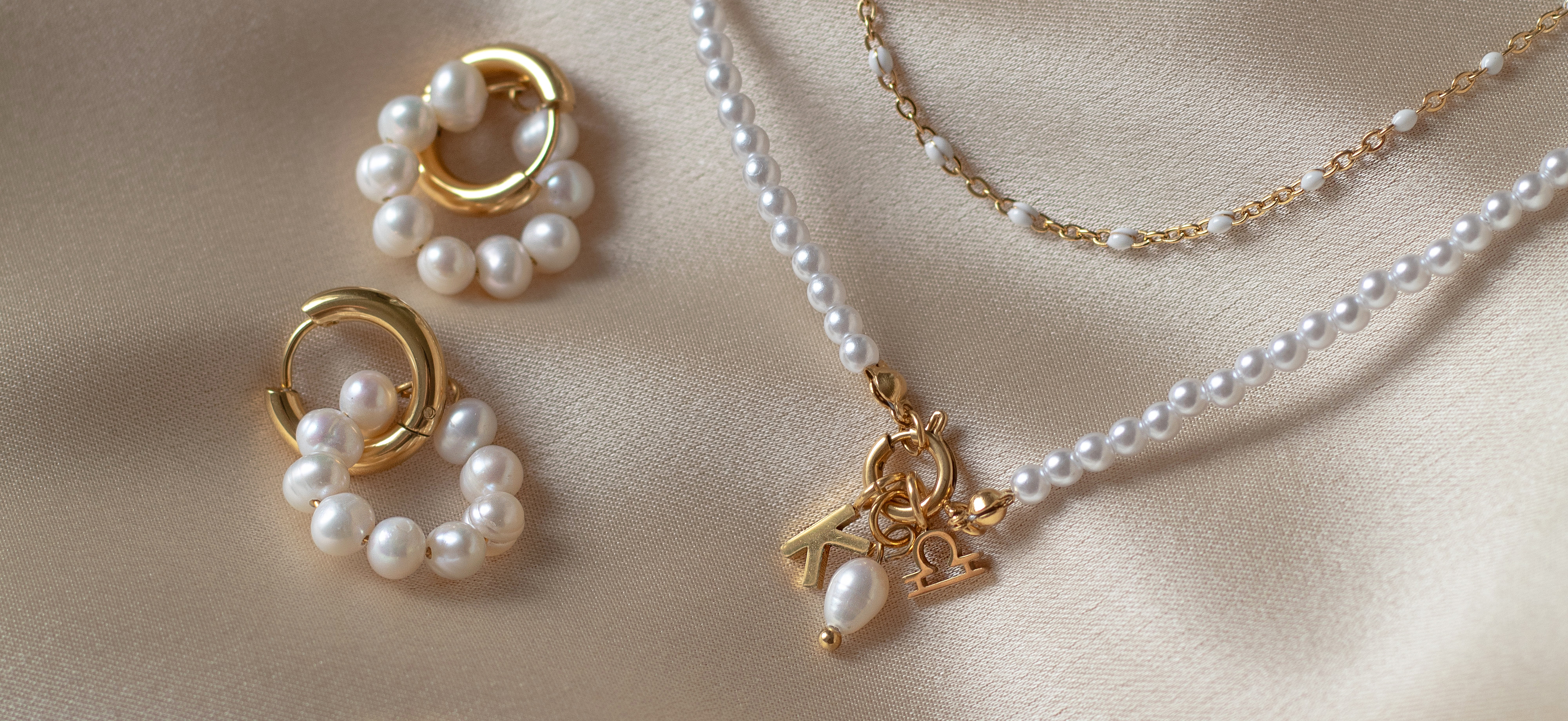 Gästelook mit Glanz: So findest du den richtigen Schmuck für jede Hochzeitseinladung