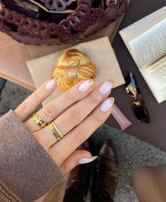 Sleek Shiny Ring Gold, Tragefoto